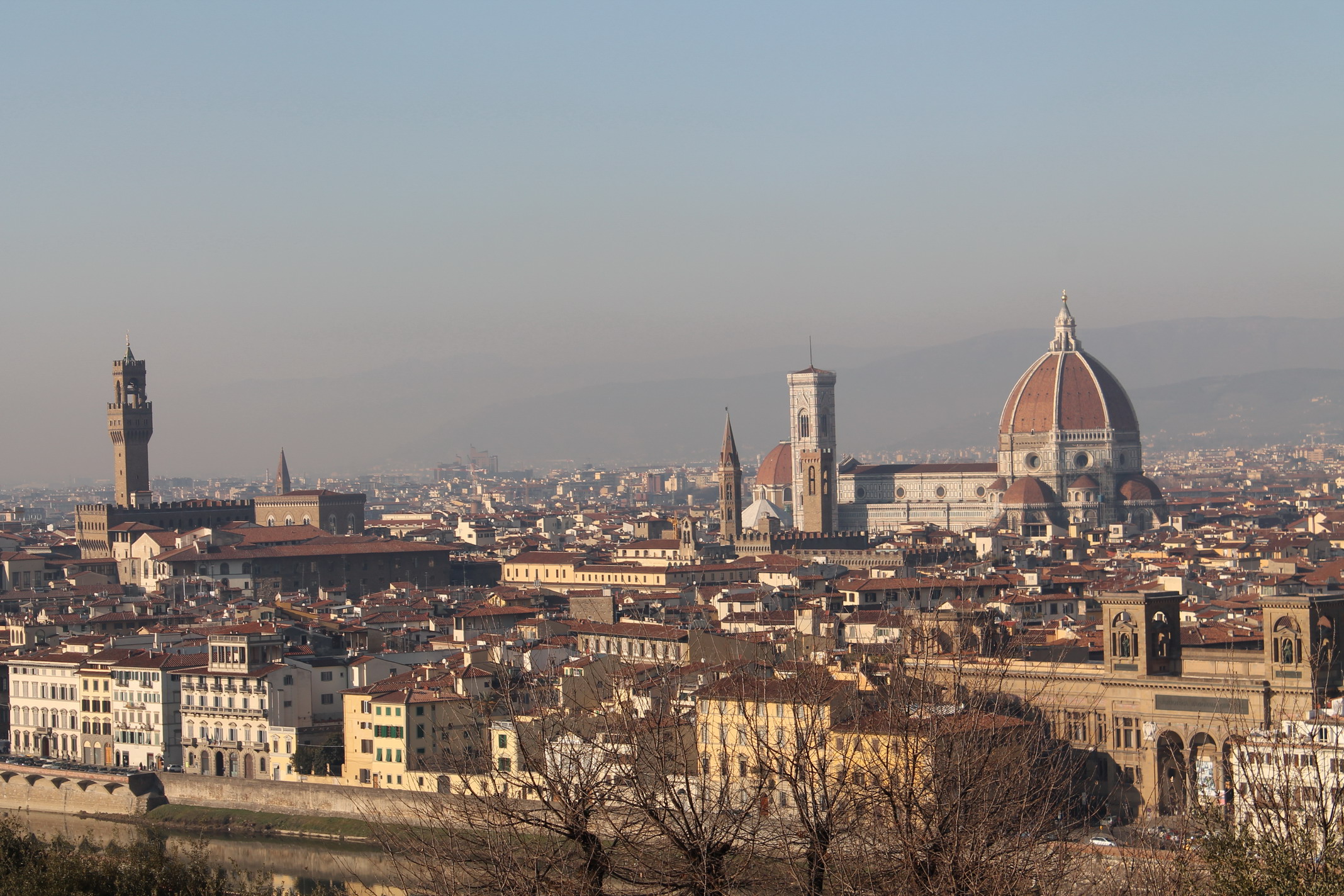Un magnifico balcone su Firenze: la collina di Piazzale Michelangelo e i suoi straordinari dintorni